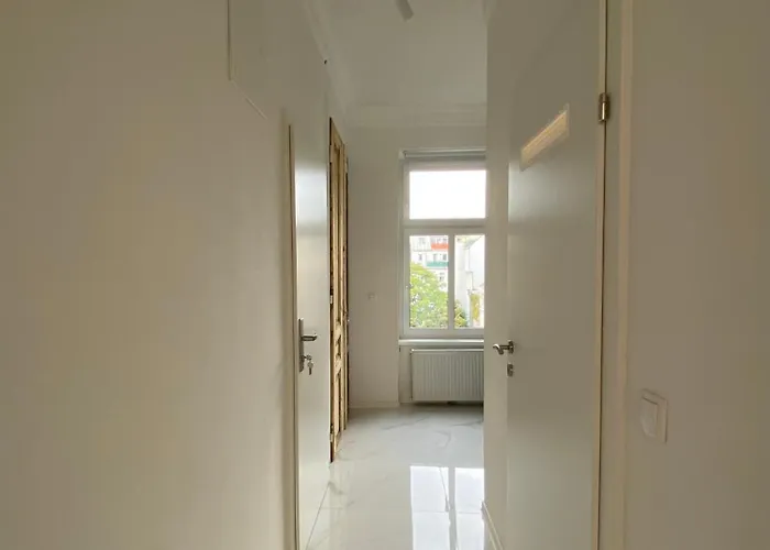 Bright & Cozy - 15 Min From Center شقة