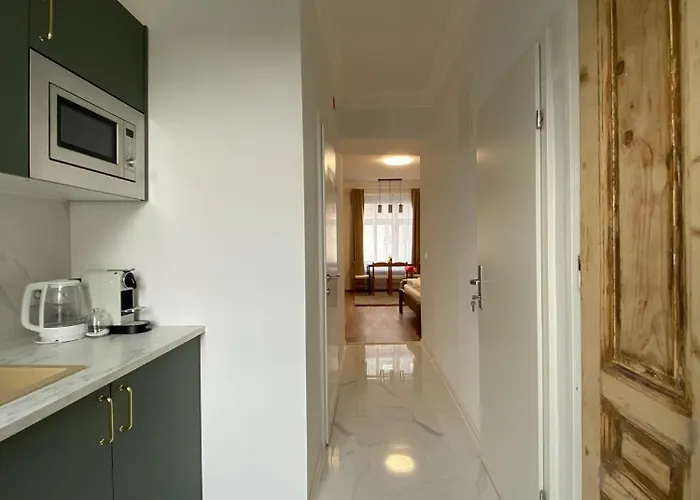 Bright & Cozy - 15 Min From Center *