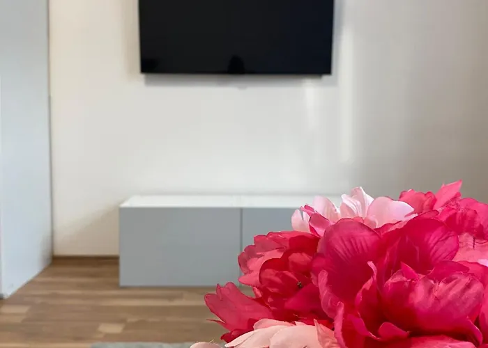 Bright & Cozy - 15 Min From Center