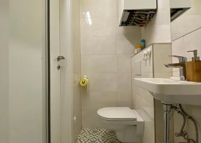 Bright & Cozy - 15 Min From Center شقة